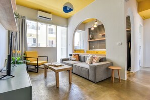 Apartemen, 2 kamar tidur, dapur | Ruang keluarga | Smart TV 46-inci dengan saluran TV kabel dan layanan streaming