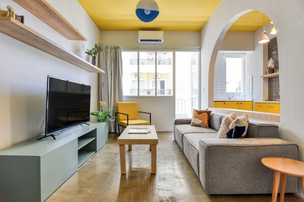 Apartament, 2 dormitoris, cuina | Sala d'estar | Televisor intel·ligent de 46 polzades amb canals per cable 