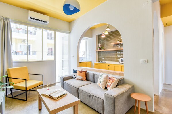 อพาร์ทเมนท์, 2 ห้องนอน, ห้องครัว | ห้องนั่งเล่น | สมาร์ททีวี 46 นิ้ว พร้อมช่องเคเบิล, บริการสตรีมมิ่ง