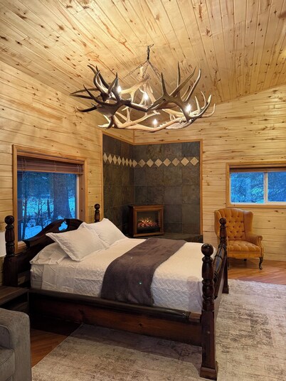 Peaceful 2 Bedroom 2 Bath Bear Creek Family Retreat with River Views. Sleeps 8.