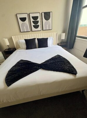 Desk, iron/ironing board, WiFi, bed sheets - Chic Serenity Loft / Fast Wi-Fi Walkable (Cleveland)