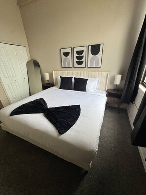 Desk, iron/ironing board, WiFi, bed sheets