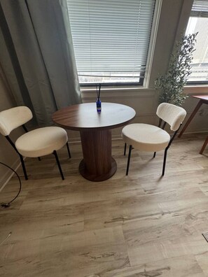 Dining - Chic Serenity Loft / Fast Wi-Fi Walkable (Cleveland)