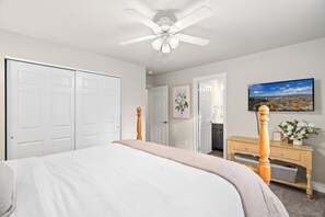 Room - Hot Tub, Sleeps 12, Well-Stocked Kitchen, Central Location, Modern Home (Coeur d'Alene)