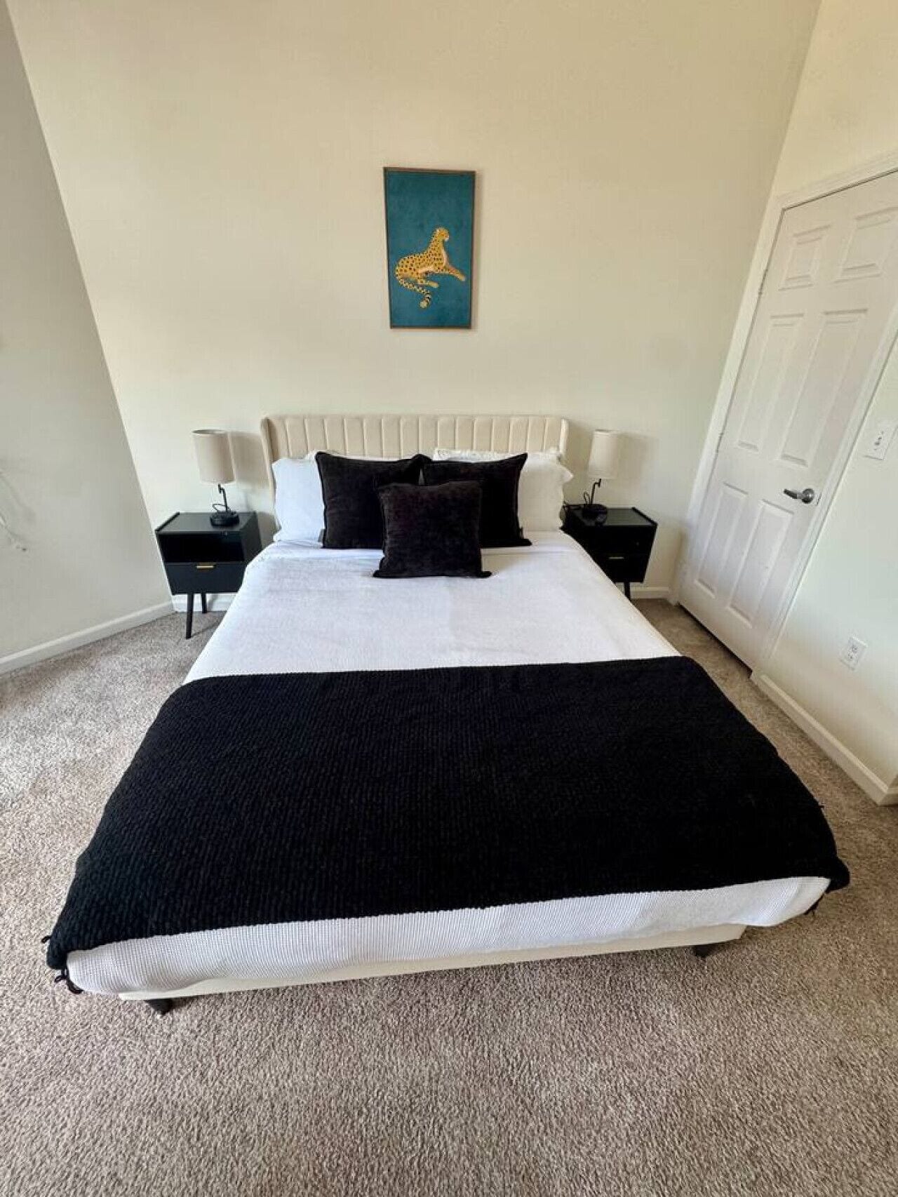 Schreibtisch, Bügeleisen/Bügelbrett, Reisekinderbett, WLAN