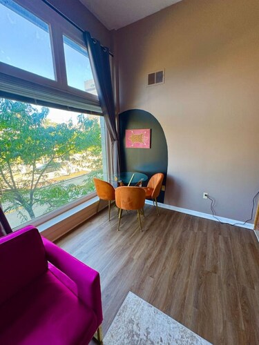 Chic 2BD Downtown Loft free parking