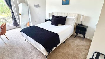 Escritorio, tabla de planchar con plancha, cuna de viaje y wifi