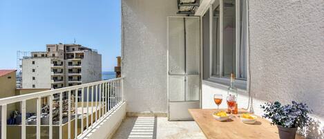 Leilighet, 2 soverom, kjøkken, byutsikt | Balkong