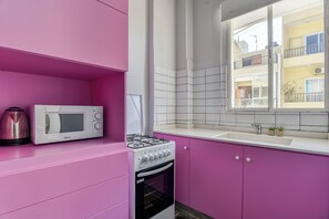 Apartament, 2 dormitoris, cuina, vistes a la ciutat | Cuina privada | Frigorífic gran, microones, forn i placa de cuina 