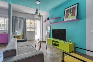 Apartament, 2 dormitoris, cuina, vistes a la ciutat | Sala d'estar | Televisor intel·ligent de 50 polzades amb canals per cable 