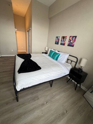 2 bedrooms, desk, WiFi