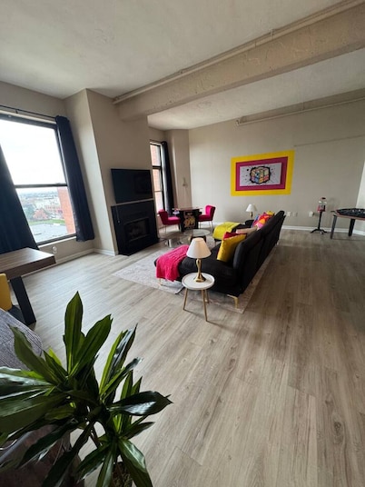 Chic-Arcade- Loft Downtown Cleveland Free Parking