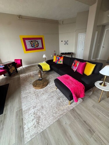 Chic-Arcade- Loft Downtown Cleveland Free Parking