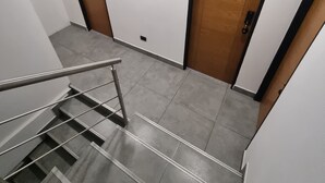 Eine Treppe führt zu einer Tür mit der Nummer 203.