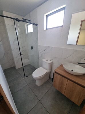 Chambre Familiale, vue ville | Salle de bain | Douche, douche à « effet pluie », serviettes fournies, savon