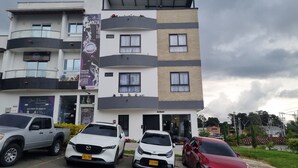 Ein mehrstöckiges Gebäude mit modernem Design, ausgestattet mit Balkonen und großen Fenstern.