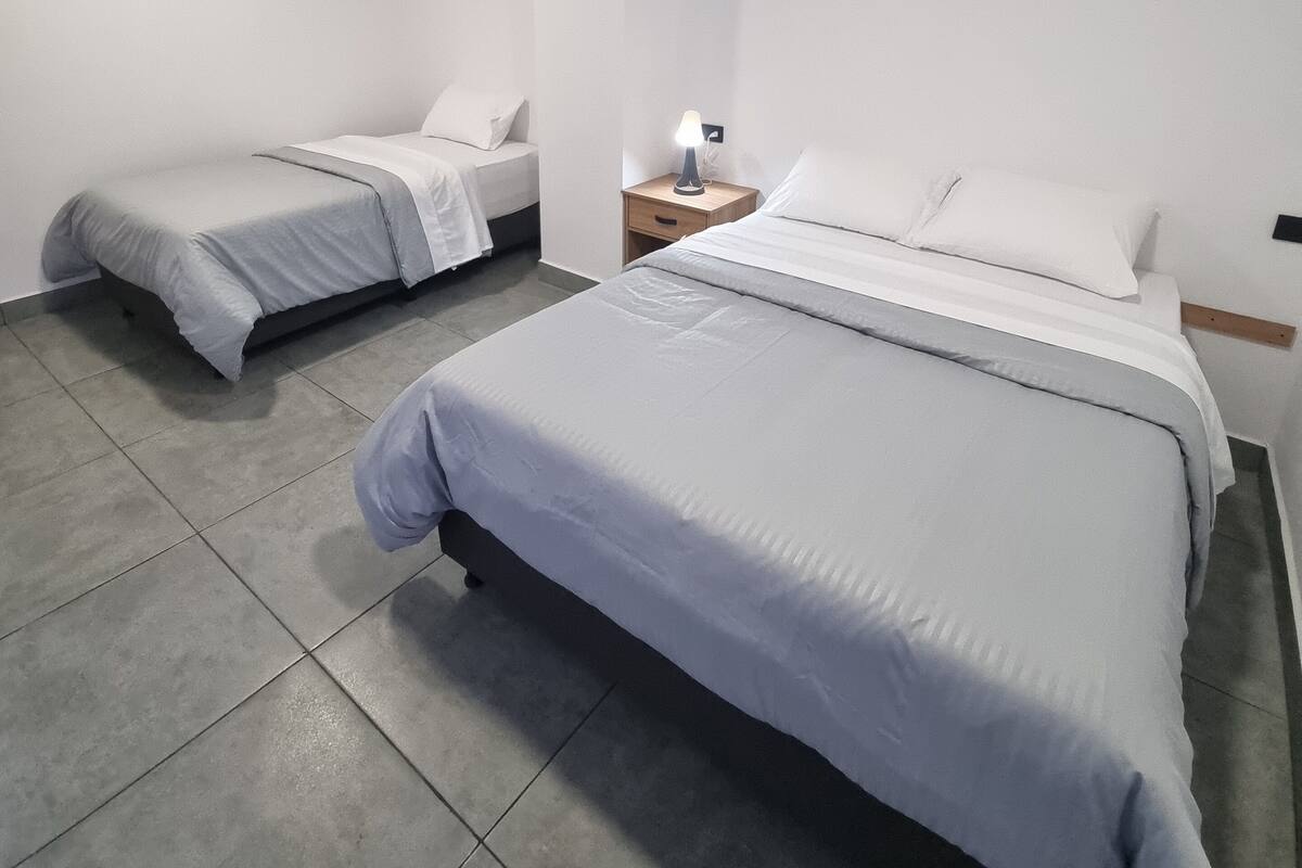 Chambre familiale, vue sur la ville | Accès au Wi-Fi (inclus), literie fournie