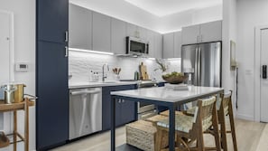 Fridge, microwave, oven, stovetop - Hyatus Curated Residences Everett (Everett)
