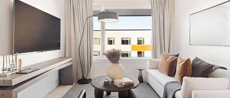 Luxury Apartment, 2 Bedrooms, Kitchen | Living room | LED TV, Hulu, pay films, streaming services