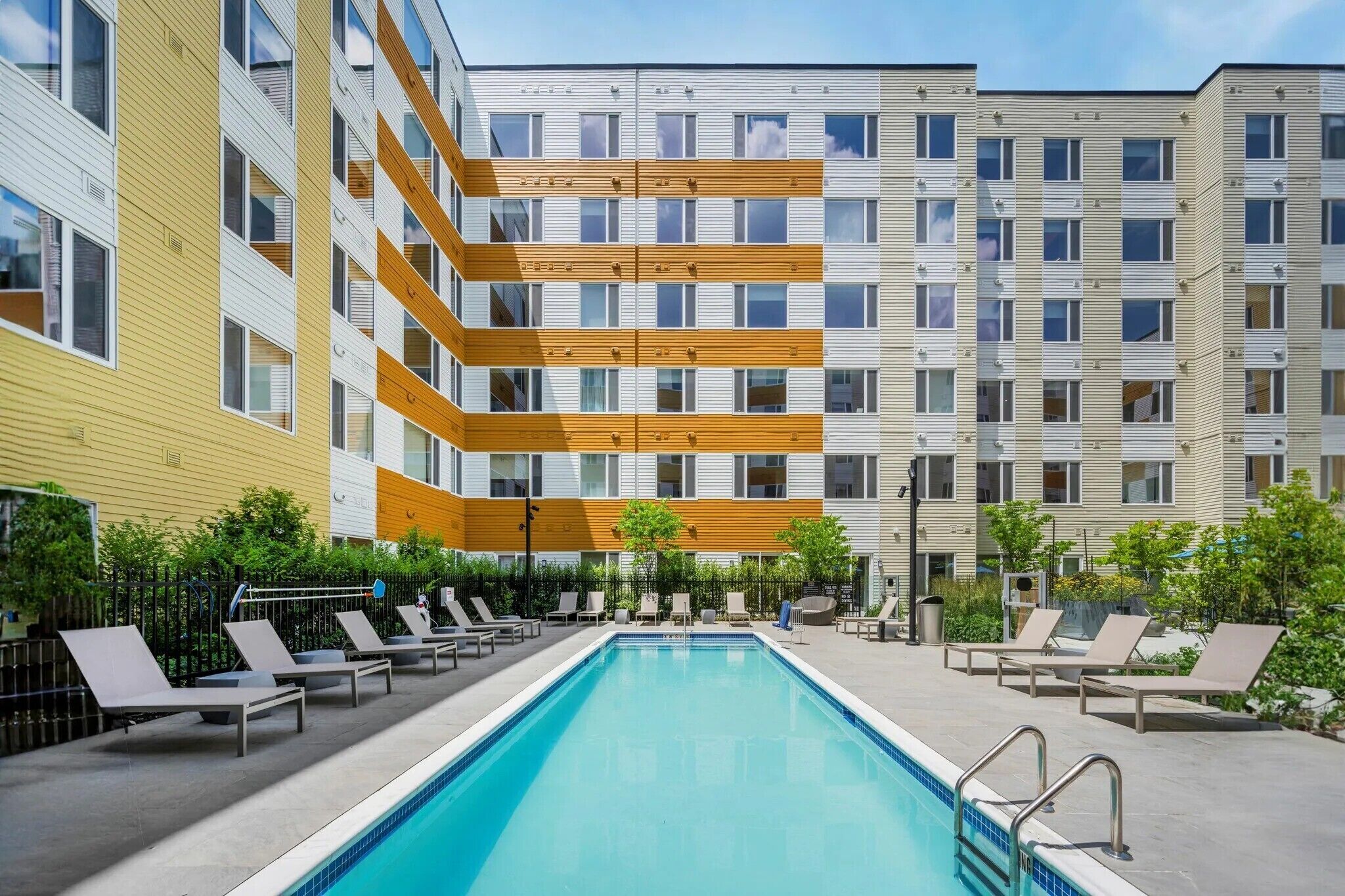 Una piscina al aire libre de temporada, cabañas de piscina gratuitas