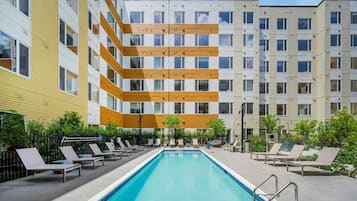 Una piscina al aire libre de temporada, cabañas de piscina gratuitas