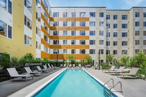 Seasonal outdoor pool, free pool cabanas, pool umbrellas - Hyatus Curated Residences Everett (Everett)