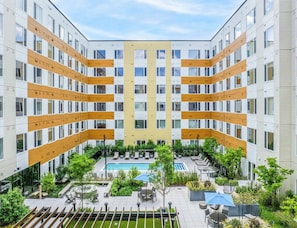 Piscina externa sazonal, barracas de cortesia, guarda-sóis