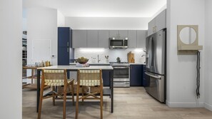 Fridge, microwave, oven, stovetop - Hyatus Curated Residences Everett (Everett)