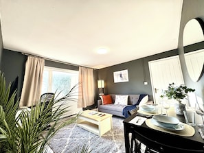 Smart TV - Cosy 2 Bed Flat, ~6 Guests, 4+ Free Parking RG28PY, (Reading)