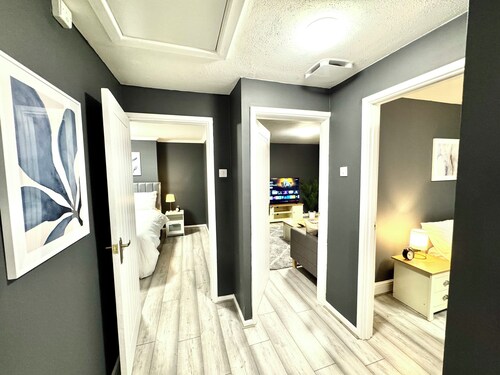 Cosy 2 Bed Flat, ~6 Guests, 4+ Free Parking RG28PY,