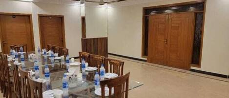 Petit déjeuner continental (300 USD par personne)