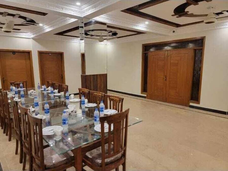 Kontinental frukost varje dag (USD 300 per person)