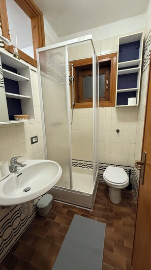 Douche, sèche-cheveux, bidet, serviettes fournies