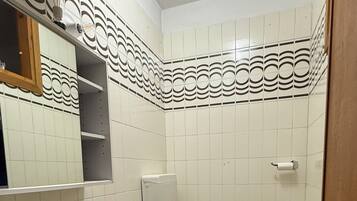 Dusche, Haartrockner, Bidet, Handtücher