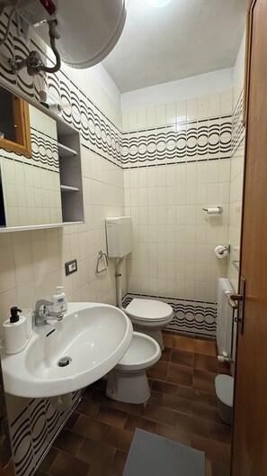 تجهيزات دش، مجففات شعر، مراحيض شطف، مناشف