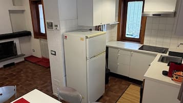 Réfrigérateur, four, plaque de cuisson, cafetiÚre/bouilloire