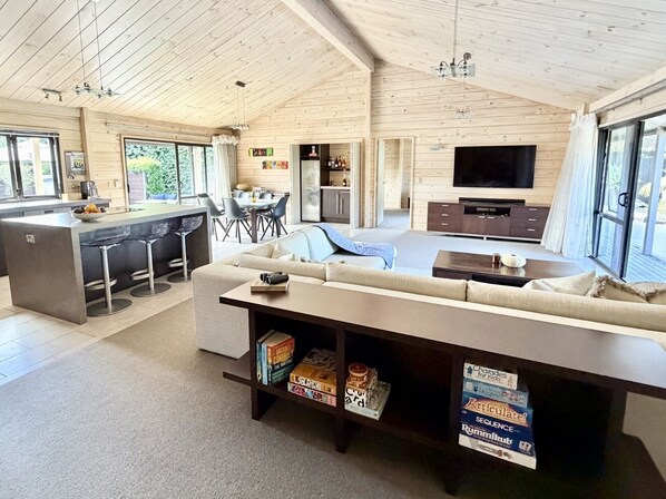 TV, fireplace