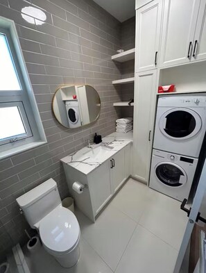 Douche, sèche-cheveux, serviettes fournies, savon
