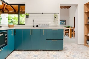 Villa Basic | Eget kök | Stort kylskåp, mikrovågsugn, ugn och spishäll
