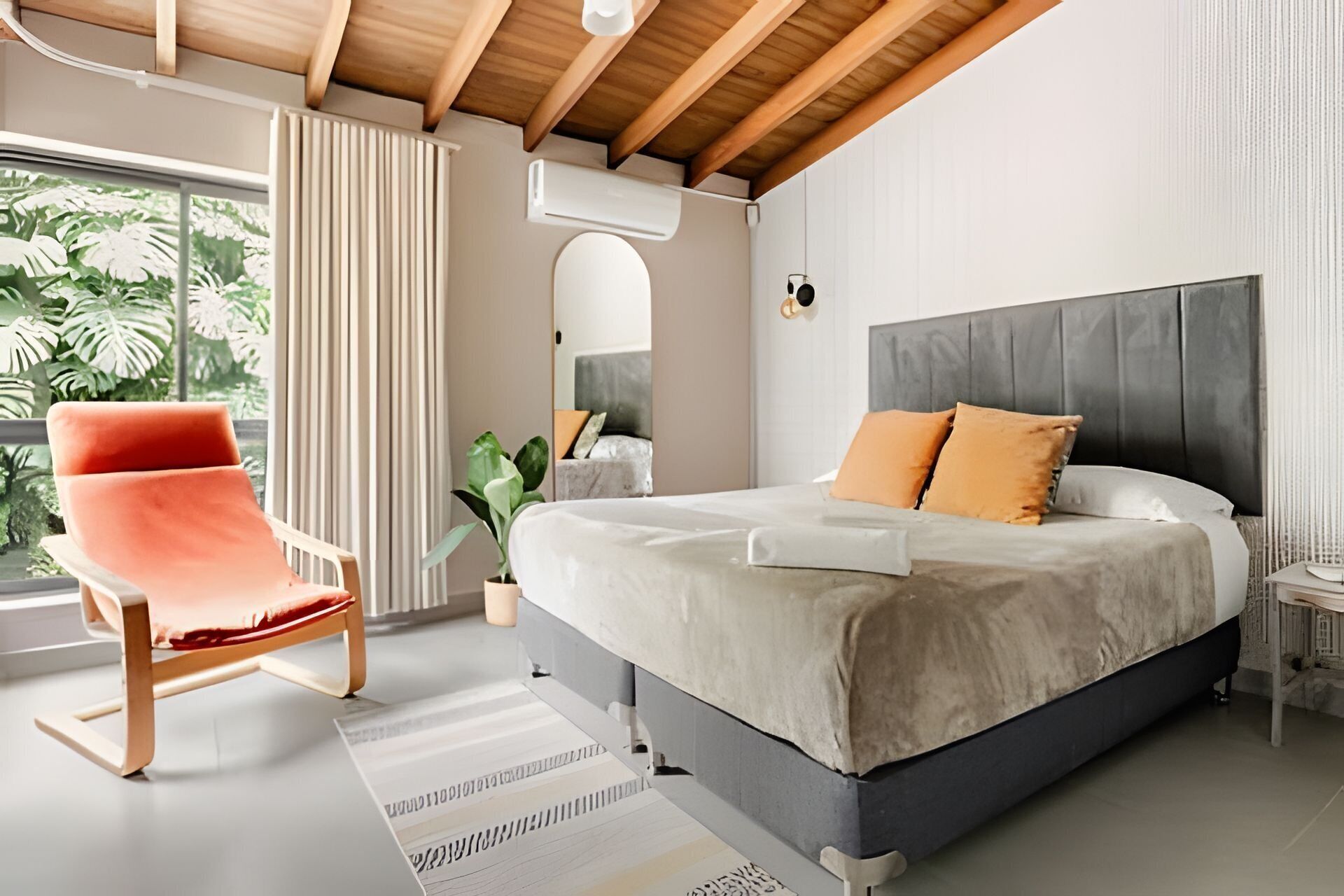 Basic Villa | Peti besi dalam bilik, meja, ruang kerja komputer riba 