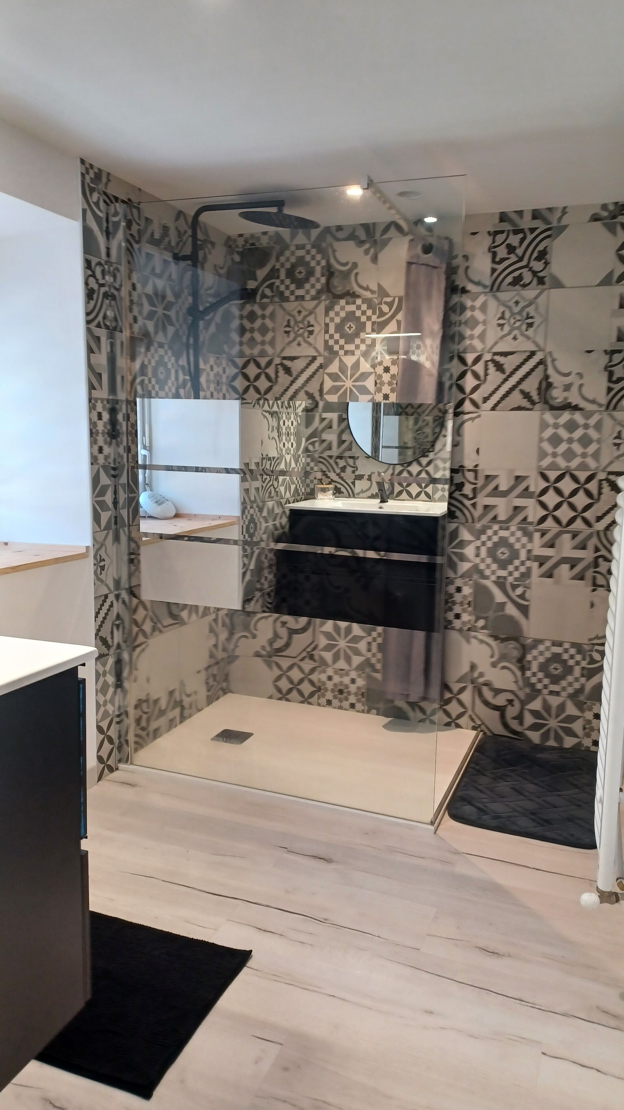 Douche, sèche-cheveux, serviettes fournies, papier toilette