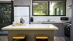 Fridge, microwave, oven, dishwasher - Tessies House - A spacious, peaceful home (Bright)