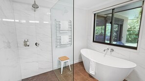 Shower - Tessies House - A spacious, peaceful home (Bright)