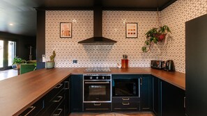 Kühlschrank, Mikrowelle, Ofen, Geschirrspüler