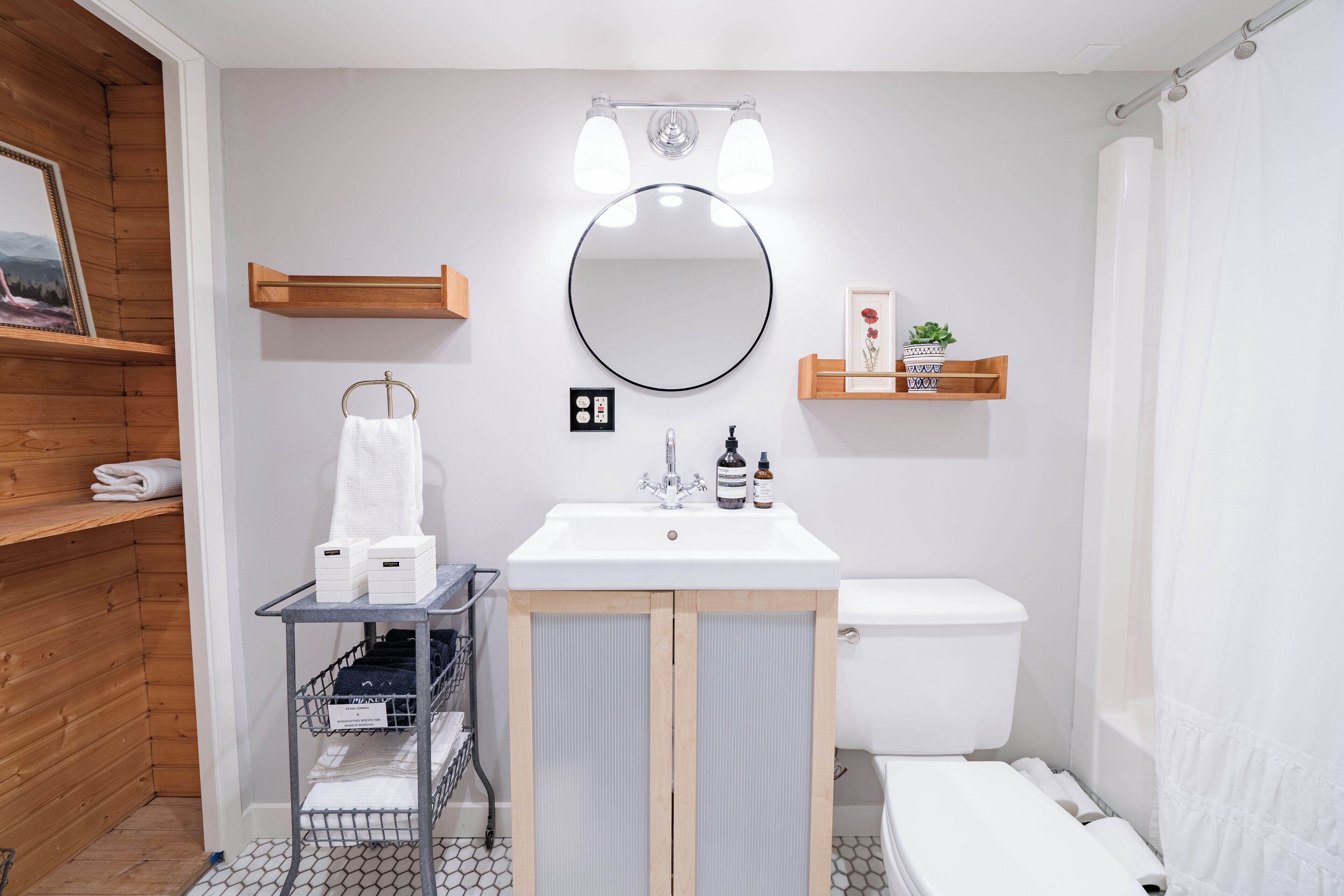 Secadora de cabello, toallas, jabón, papel de baño 