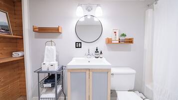 Secadora de cabello, toallas, jabón, papel de baño