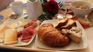 Ένα δίσκος για το πρωινό με κρουασάν, τυρί, ζαμπόν και μια κούπα καφέ.