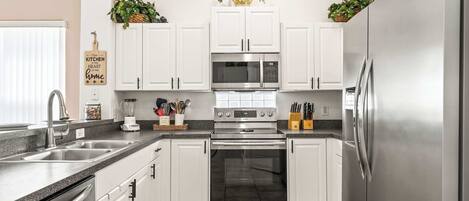 Hus - flera sÀngar - tillgÄng till pool - utsikt mot poolen (Tuscan Tranquility Villa) | Eget kök