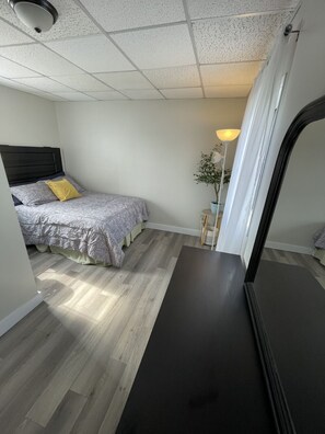 2 bedrooms, WiFi, bed sheets - Waterfront Getaway with RV Bunkie & Fire Pit (Summerside)