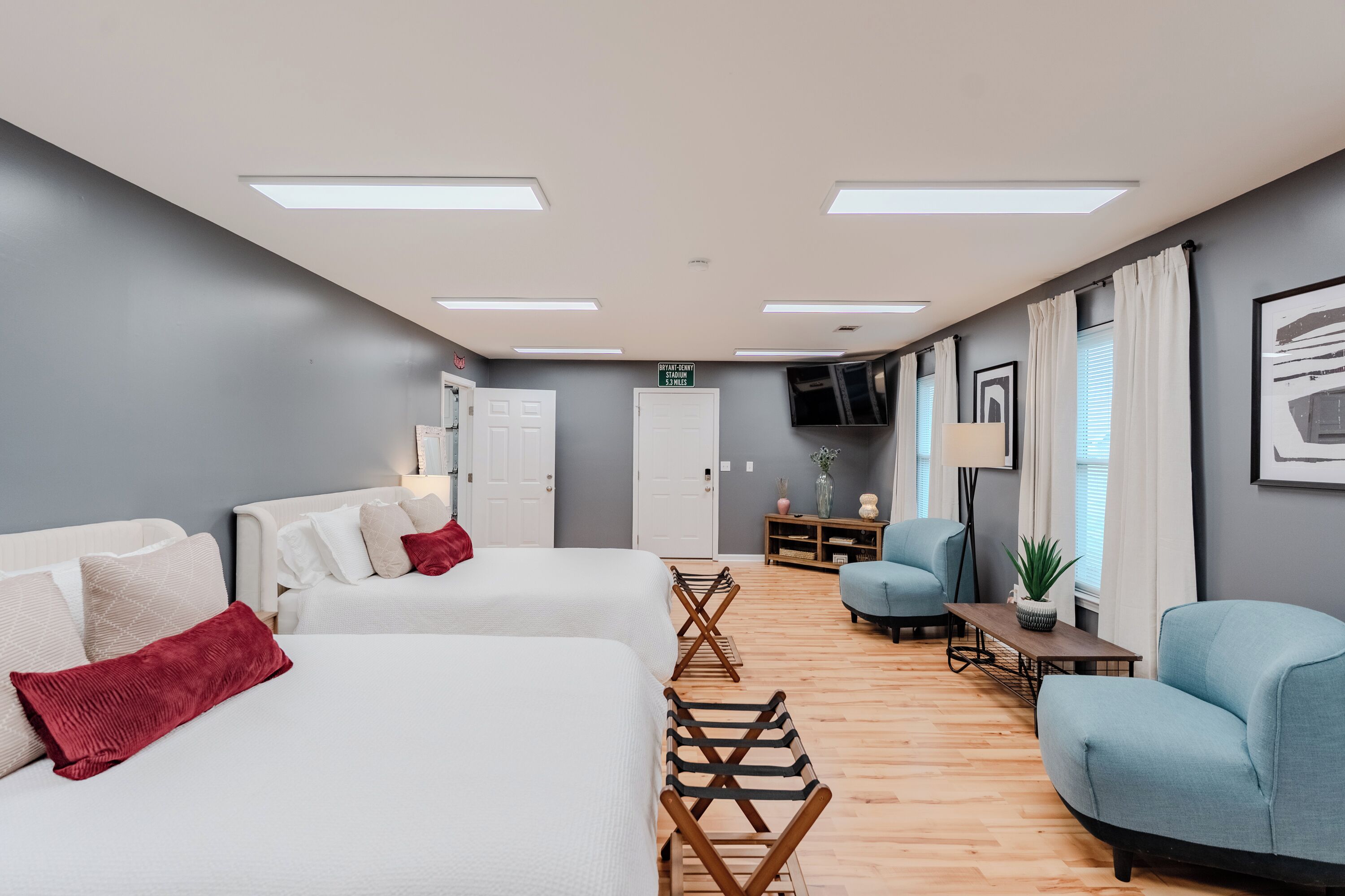 Escritorio, tabla de planchar con plancha, cuna de viaje y wifi gratis 